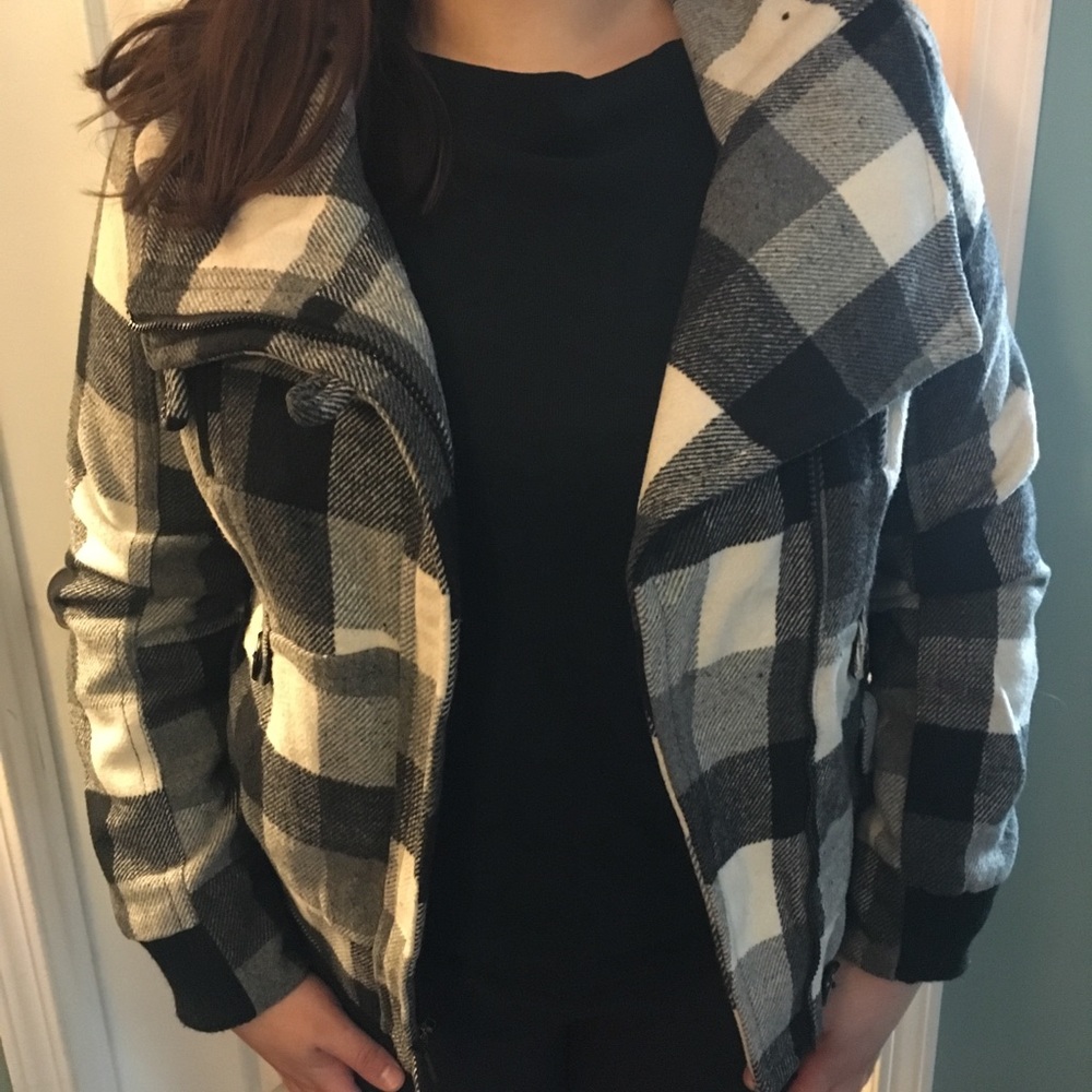 🌟 Black and white cropped jacket 💖